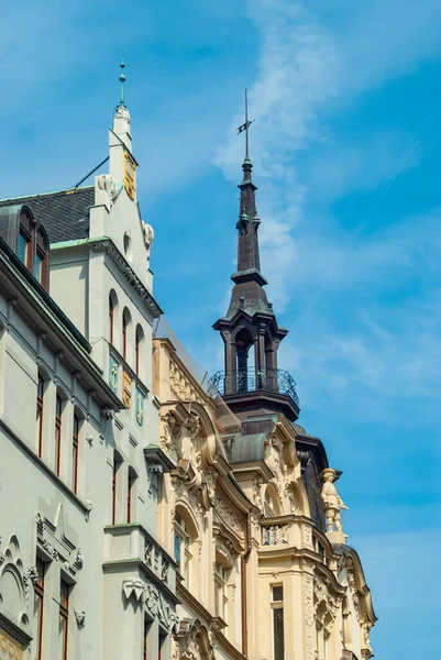 Escultura de San Jorge y dragón en la fachada del edificio. Praga, Checa — Foto de Stock