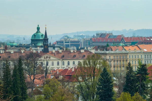 Vista a la Ciudad Menor de Praga y la Iglesia de San Nicolás, República Checa — Foto de Stock