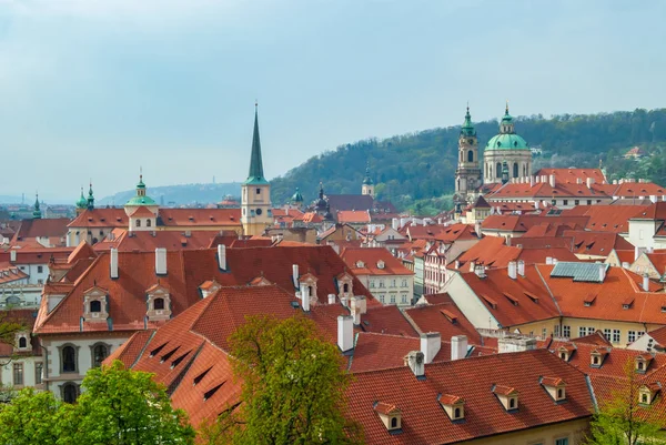 Vista a la Ciudad Menor de Praga y la Iglesia de San Nicolás, República Checa — Foto de Stock