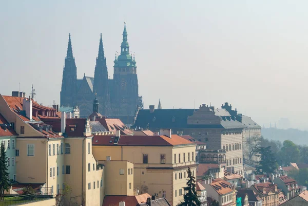 Puslu sabah manzaralı Prag şehri, Saint Vitus katedrali ve Vltava nehri, sis. Çek Cumhuriyeti — Stok fotoğraf