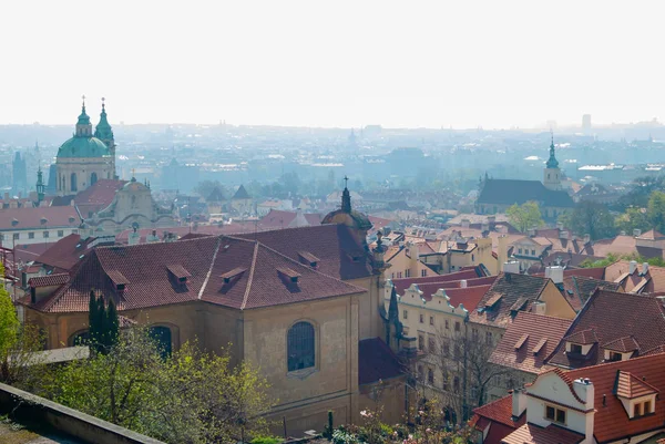 Vista nublada de la mañana a la ciudad de Praga, catedral de San Vito y río Moldava, niebla. República Checa — Foto de Stock