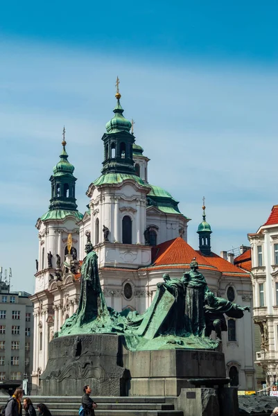 Iglesia de San Nicolás y Monumento a Jan Gus. Praga, Checa — Foto de Stock