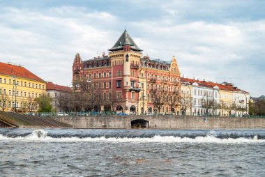 Vltava Nehri rıhtımında renkli güzel bir bina.