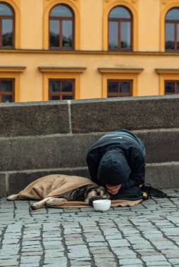Prag 'daki Charles köprüsünde dilenci, Çek.