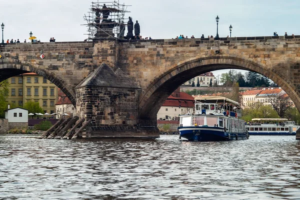 Rzeka łódź pod Mostem Karola wysokiej zakres dymaniczny zdjęcie — Zdjęcie stockowe