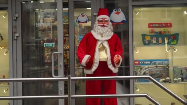 Санта Клаус Тупик Стоїть Навпроти Форту Стоїть Перед Магазином — стокове відео