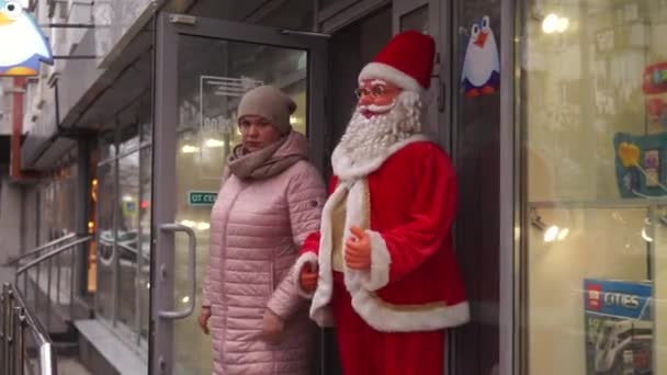 Манекен Санта Клауса Две Женщины Выходят Улицу — стоковое видео
