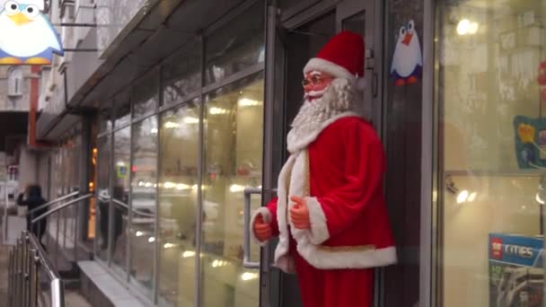 Jultomten Docka Står Framför Butiken — Stockvideo