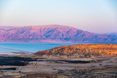 Kayalıklar ve Ölü Deniz yakınlarındaki manzara