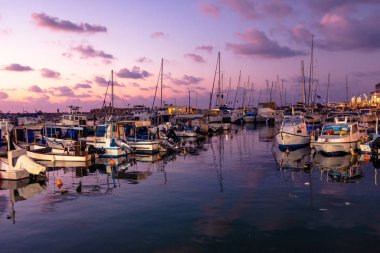 Güneş batarken Jaffa limanının akşam manzarası, Tel Aviv.