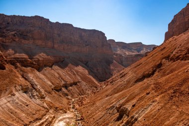 İsrail 'deki Masada Kalesi yakınlarındaki Kızıl Kum Kayalıkları