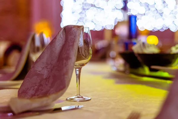 Restoran masasında peçeteyle süslenmiş şarap kadehi. — Stok fotoğraf