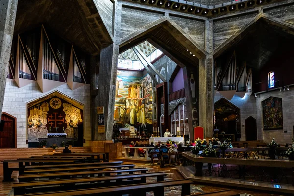 Christen beten in der Basilika der Verkündigung — Stockfoto