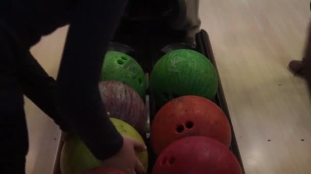 Jugadores Bolos Elige Toma Bolas Levantamiento Cuenco — Vídeos de Stock