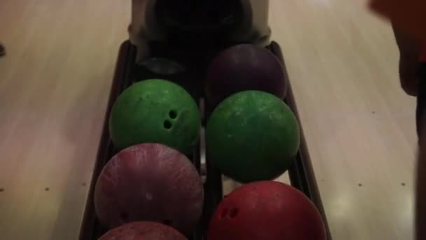 Bowling Spelare Väljer Och Tar Bollar Från Skållyft — Stockvideo