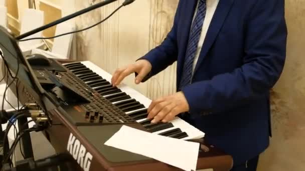 Musicista Vestito Azzurro Gioca Una Musica Klezmer Ebrea Pianoforte Digitale — Video Stock