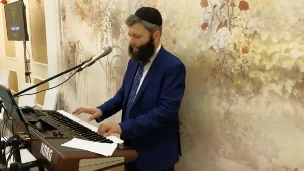 Der Musiker Blauen Kleid Spielt Auf Einem Digitalen Klavier Jüdische — Stockvideo