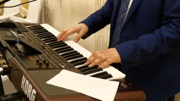 Hudebník Modrých Šatech Hraje Digitální Klavírní Židovskou Klezmer Hudbu Ruce — Stock video