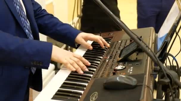 青いドレスのミュージシャンはデジタルピアノで演奏する ピアニストの手 シンセサイザー又は電子ピアノ — ストック動画