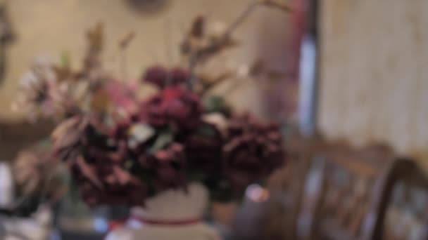 Bouquet Vintage Sul Tavolo Interno Della Vecchia Casa Colori Pallidi — Video Stock