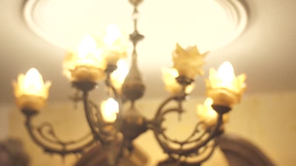 Filmación Antigua Lámpara Araña Vintage Moda Cámara Gira Ángulo Bajo — Vídeos de Stock
