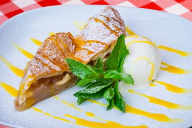 Kremalı ve vanilyalı elmalı turta.