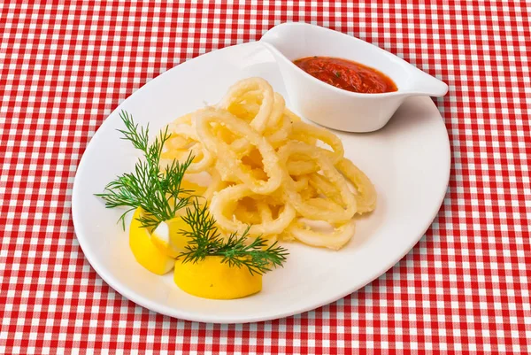 Calamares fritos rebozados profundos calamares en plato — Foto de Stock