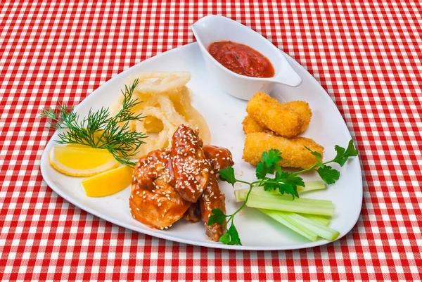 Teriyaki Pollo servido con calamares y palitos de queso — Foto de Stock