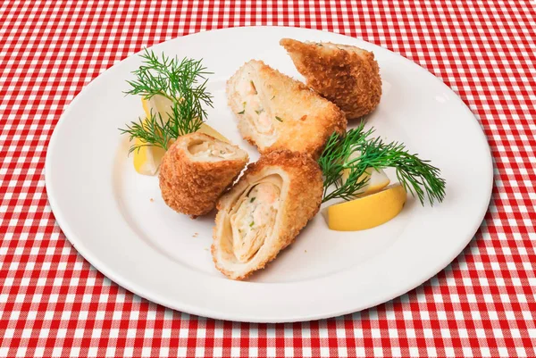 Rollo de pollo Cordon bleu, plato empanado de cerca — Foto de Stock