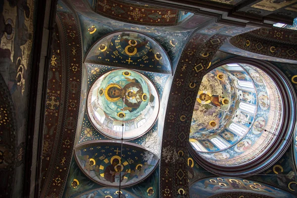 Intérieur et calotte de l'église orthodoxe avec fresque — Photo