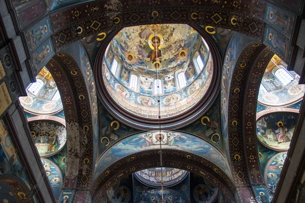 Intérieur et calotte de l'église orthodoxe avec fresque — Photo