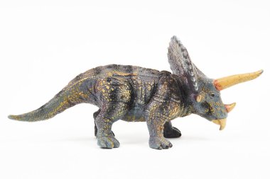 Dinozor triceratops lastik oyuncağı beyaz üzerine izole