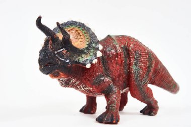 Dinozor triceratops lastik oyuncağı beyaz üzerine izole