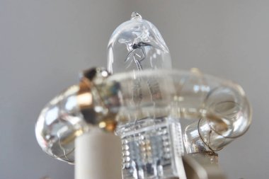 Stüdyo flaşlı ampul. Kapalı makro fotoğraf.