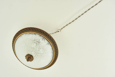 Elektrik kablolu dairesel plato lamba. Arkaplan, boşluğu kopyala