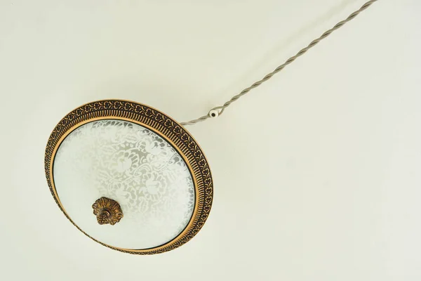 Elektrik kablolu dairesel plato lamba. Arkaplan, boşluğu kopyala