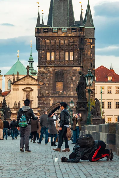 Mendicante sul ponte Carlo a Praga, Repubblica Ceca — Foto Stock