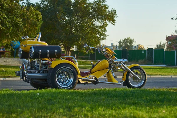 Rusya 'nın Astrakhan caddelerine park edilmiş eşsiz sarı özel yapım bir bisiklet.