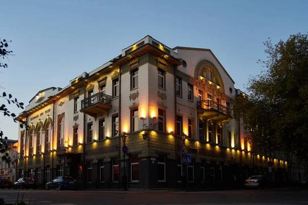 Eski sanat tarzında tasarlanmış bir bina. İyi akşamlar şehir ışıkları. Erken modern. Astrakhan, Rusya 'daki eski Azov Don Bank binası.