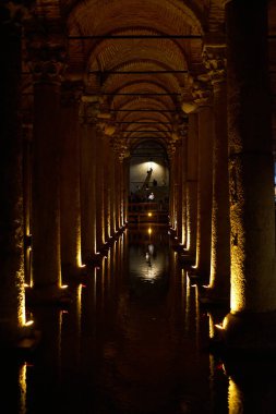 Bazilika Sarayı (Yerebatan Sarayi veya Yerebatan Sarnici), İstanbul 'un en büyük antik sarnıcıdır. Bizans döneminde 6. yüzyılda inşa edilmiş..