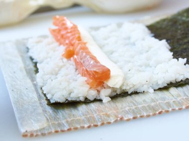 Sishi Roll hazırlayan siyah eldivenli aşçıların yakın plan fotoğrafı.