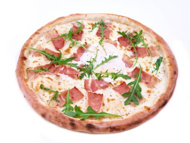 Beyaz arka planda izole edilmiş pizzanın keskin yakın plan fotoğrafı