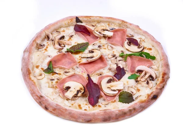 Beyaz arka planda izole edilmiş pizzanın keskin yakın plan fotoğrafı