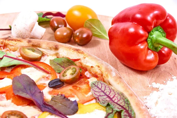 Pizza Auf Holz Mit Gemüse Stimmungsbild — Stockfoto