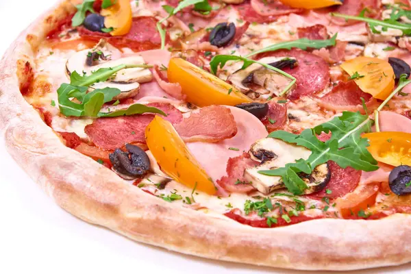 Et, domates ve beyaz arka planda izole edilmiş siyah zeytinli pizzanın yakın plan fotoğrafı.