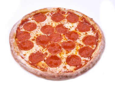 Beyaz arka planda izole edilmiş pizzanın keskin yakın plan fotoğrafı