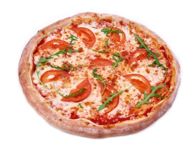 Beyaz arka planda izole edilmiş pizzanın keskin yakın plan fotoğrafı