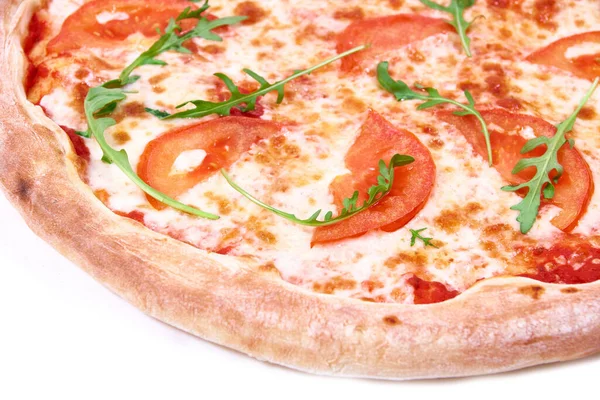 Beyaz arka planda izole edilmiş pizzanın keskin yakın plan fotoğrafı