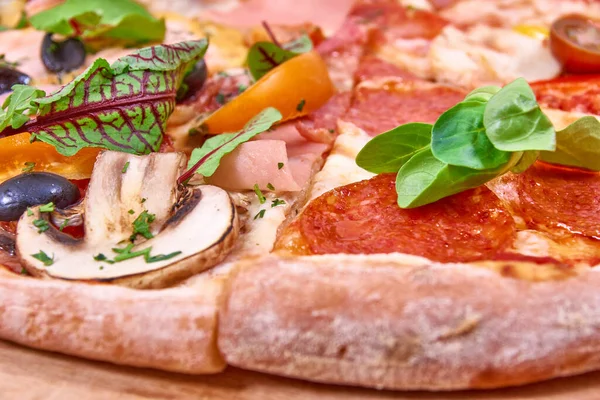 Farklı pizza dilimleri yakın plan fotoğraf. Hazırlandı, teslim