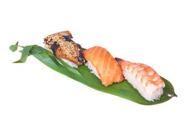 Suşi sırasını bambu yaprağına sarar.